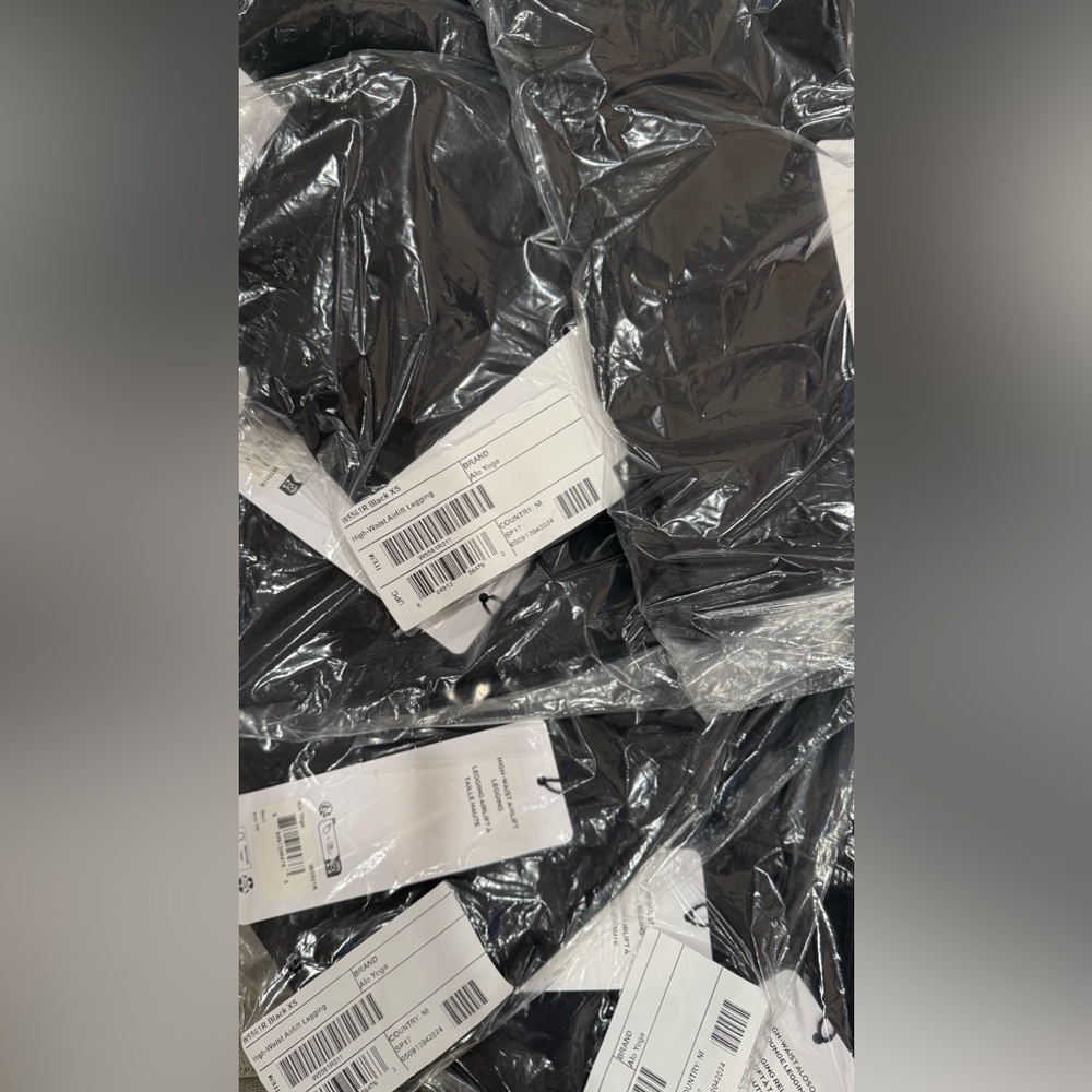 Alo
High-Waist Airlift Legging 
Length:28" Inseam